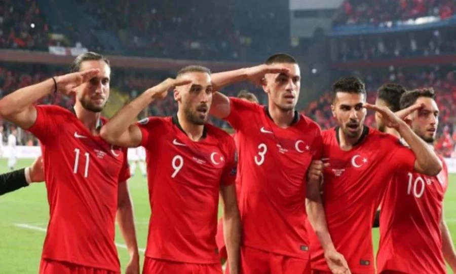 UEFA: «Κωλοτούμπα» για τον στρατιωτικό χαιρετισμό των Τούρκων ποδοσφαιριστών